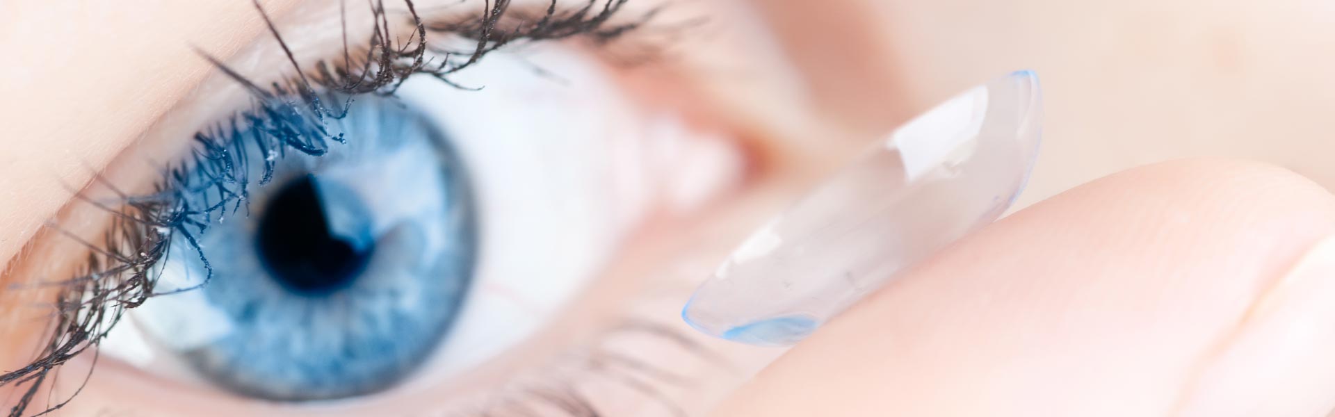Линзы для глаз. Безопасны ли линзы. Безопасны ли линзы. Безопасны ли линзы. На глаз одевать линзу обои.