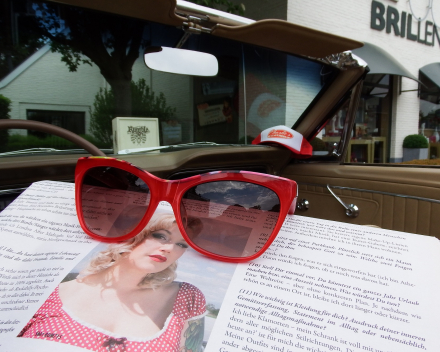 Into retro into her eyes vintage brillen eyewear glasses hipster accessoiries art style stijl outfit cherry